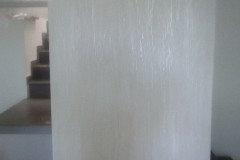parete bagno decorata con stucco a calce effetto zen