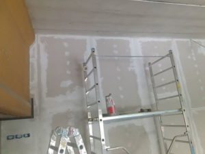 Trasformazione di un ambiente con cartongesso prima e dopo, realizzata da Imbianchino Calace. Si vede la differenza tra un ambiente poco stimolante e uno curato nei minimi dettagli