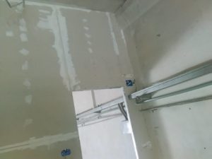 Dettaglio di un lavoro in cartongesso di Imbianchino Calace, che mostra la precisione e l'impatto estetico di una ristrutturazione realizzata con materiali di alta qualità