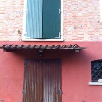 Dettaglio di un infisso in legno restaurato, risultato di un lavoro professionale a Bologna