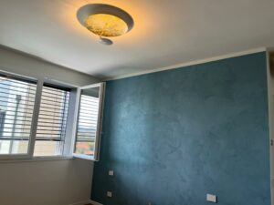 Dettaglio di una raffinata finitura a stucco veneziano realizzata da Imbianchino Calace a Bologna